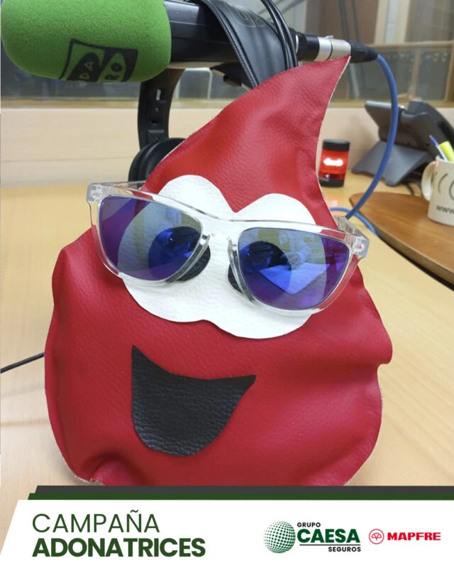 Mascota gota de la campaña Adonatrices con gafas en el estudio de radio