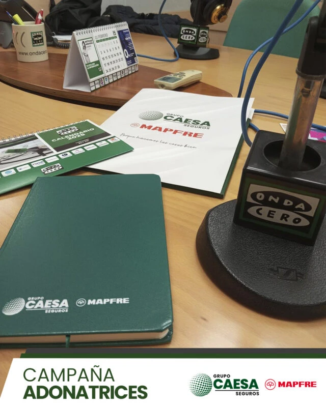 Cuaderno de Grupo Caesa Mapfre junto al micrófono de Onda Cero durante la cobertura de la campaña