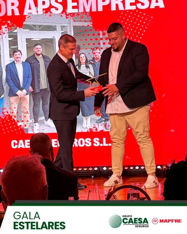 Apretón de manos durante la entrega del premio 'Mejor APS Empresa - Caesa Seguros S.L.'