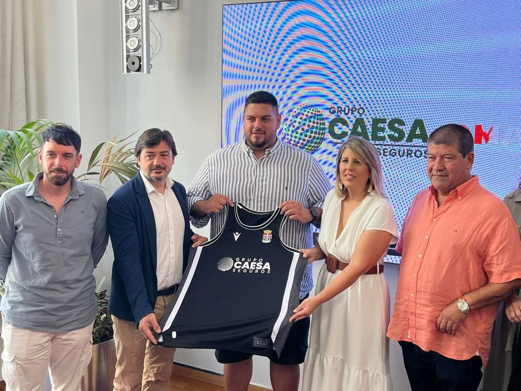Representantes institucionales sosteniendo la camiseta del FC Cartagena CB con el logo de Grupo Caesa Seguros