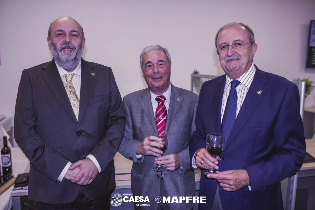 Tres invitados brindando juntos durante el cóctel de inauguración