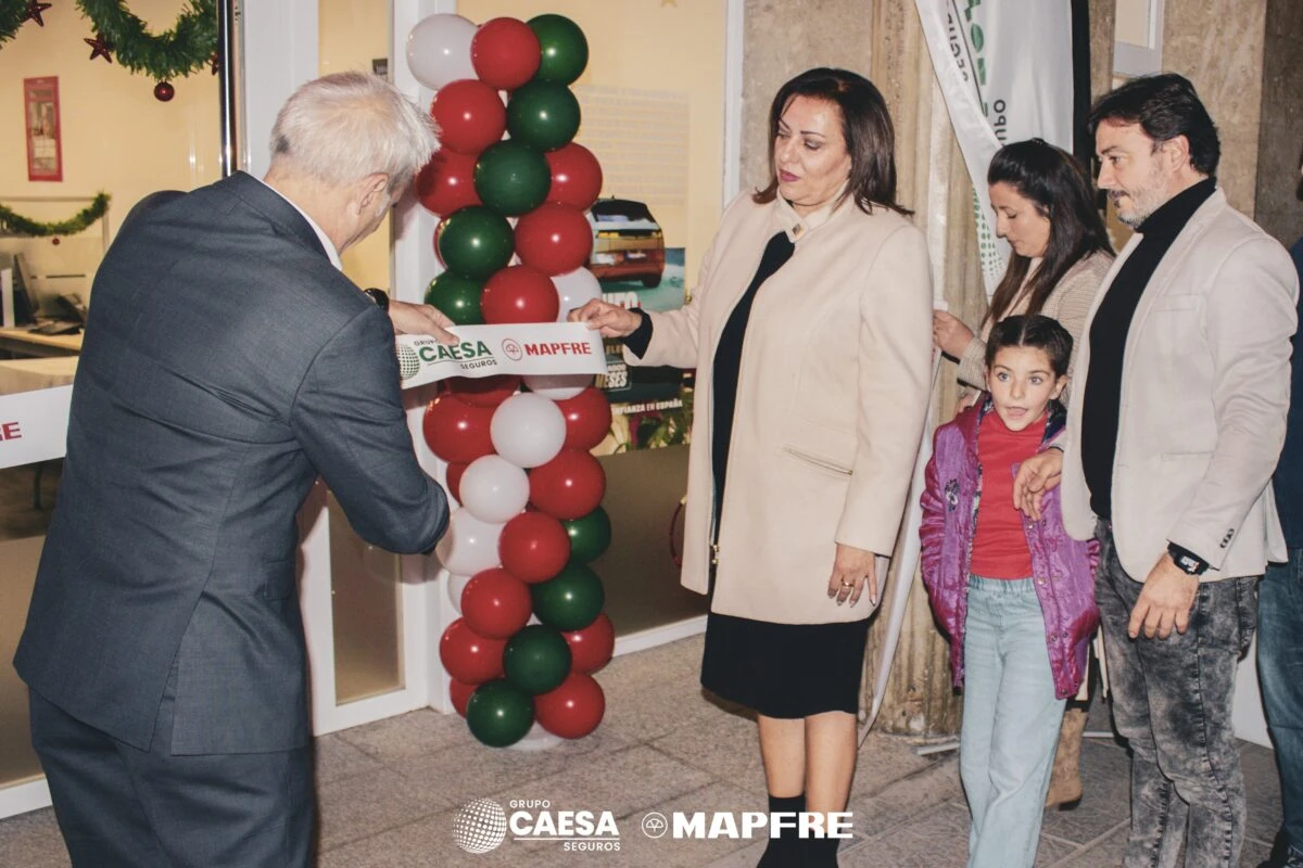 Familia presenciando el corte de cinta de la nueva oficina de Grupo Caesa Mapfre