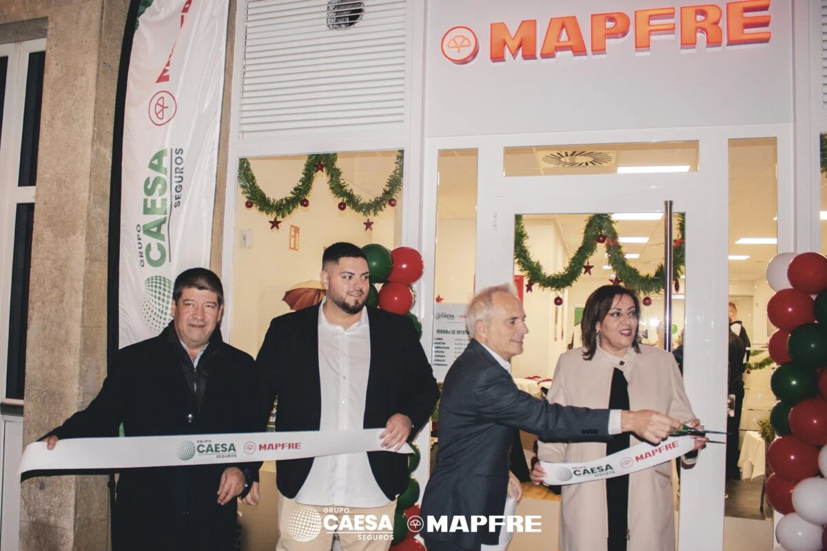 Corte de cinta oficial de la nueva oficina de Grupo Caesa Mapfre bajo el rótulo de MAPFRE