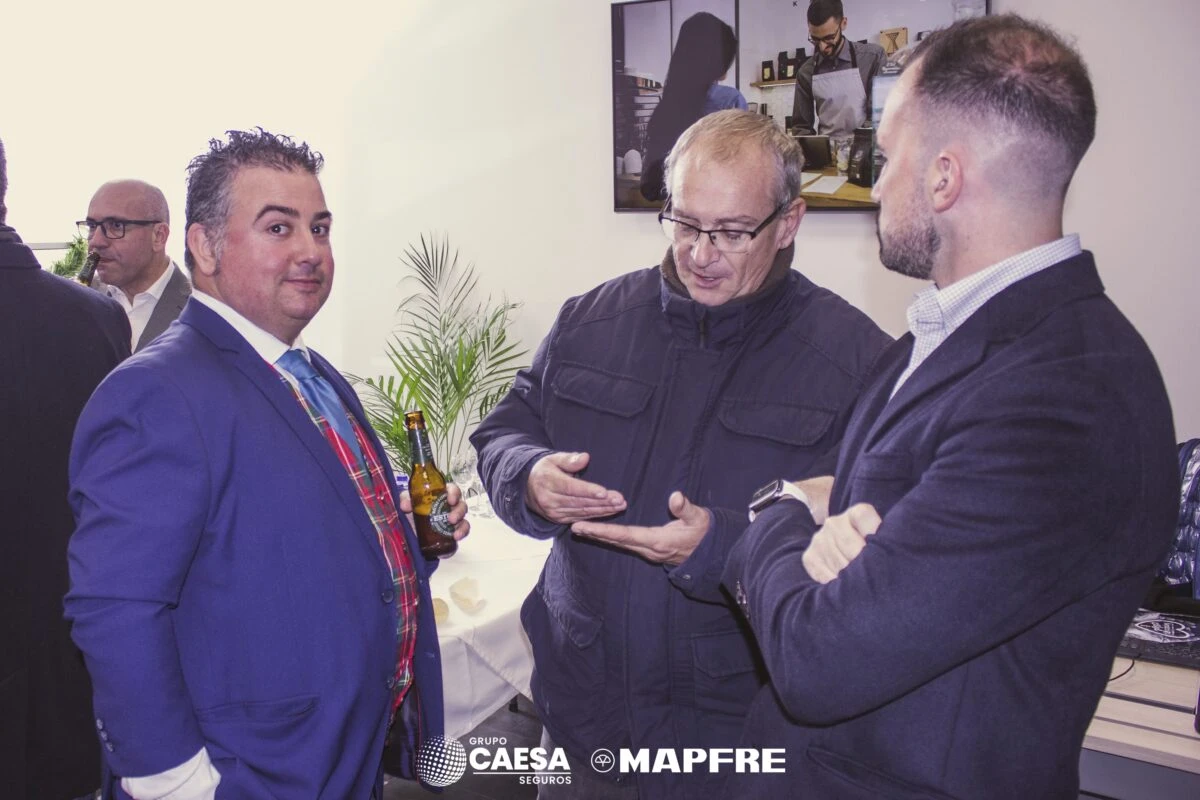 Tres invitados conversando durante el cóctel de inauguración