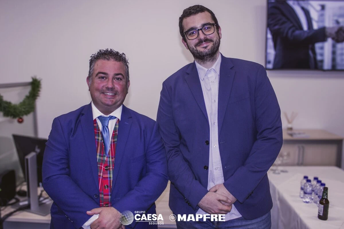 Carlos Eduardo Sánchez junto al director regional en el despacho de la nueva oficina