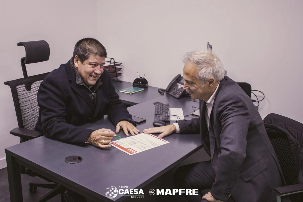 Firma protocolaria entre Grupo Caesa y Mapfre en el despacho de la nueva oficina
