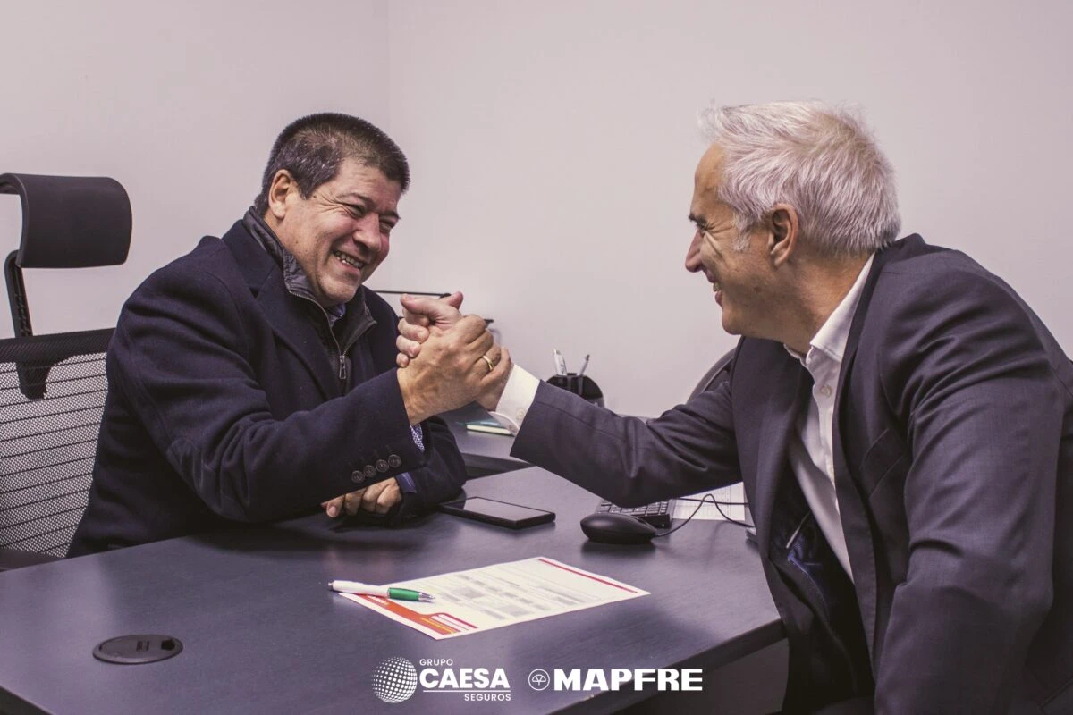 Saludo tras la firma protocolaria entre los responsables de Grupo Caesa Mapfre