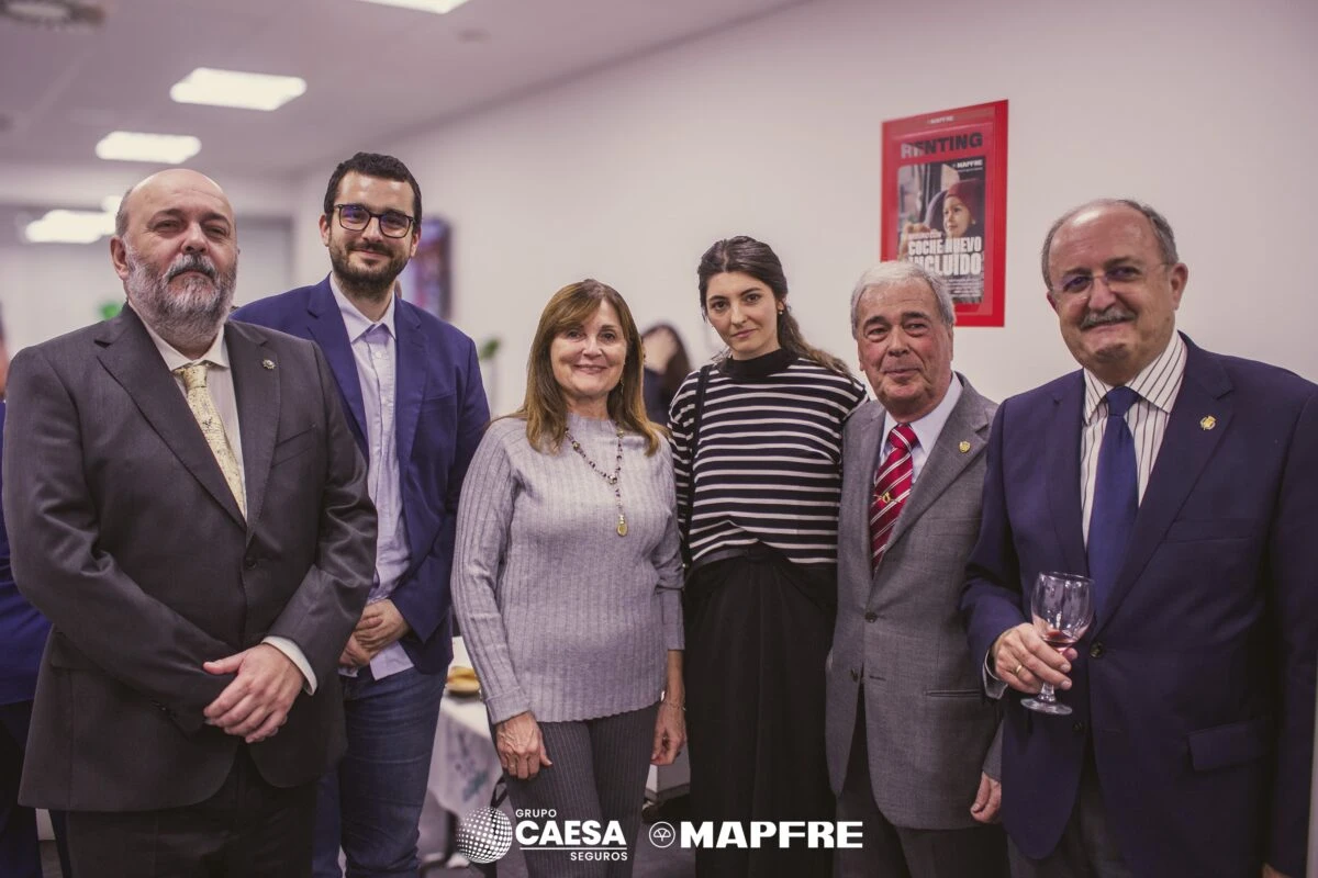 Foto de familia con el equipo y los invitados en la nueva oficina de Calle Campos, 5
