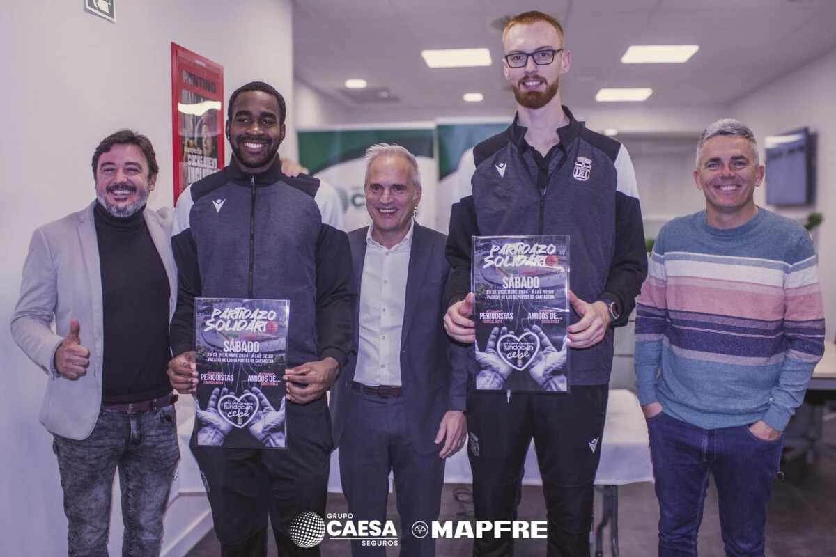 Jugadores del FC Cartagena CB acompañando al equipo directivo de Grupo Caesa Mapfre