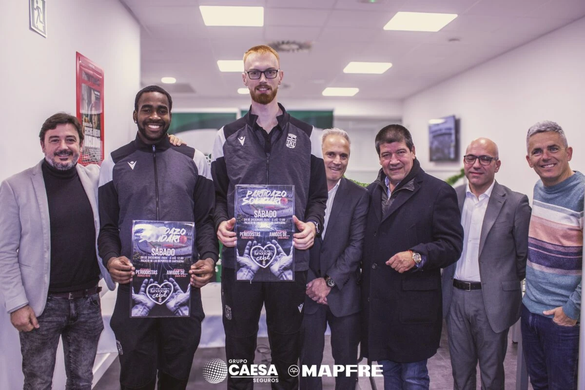 Foto de familia con jugadores del FC Cartagena CB en la nueva oficina de Calle Campos, 5