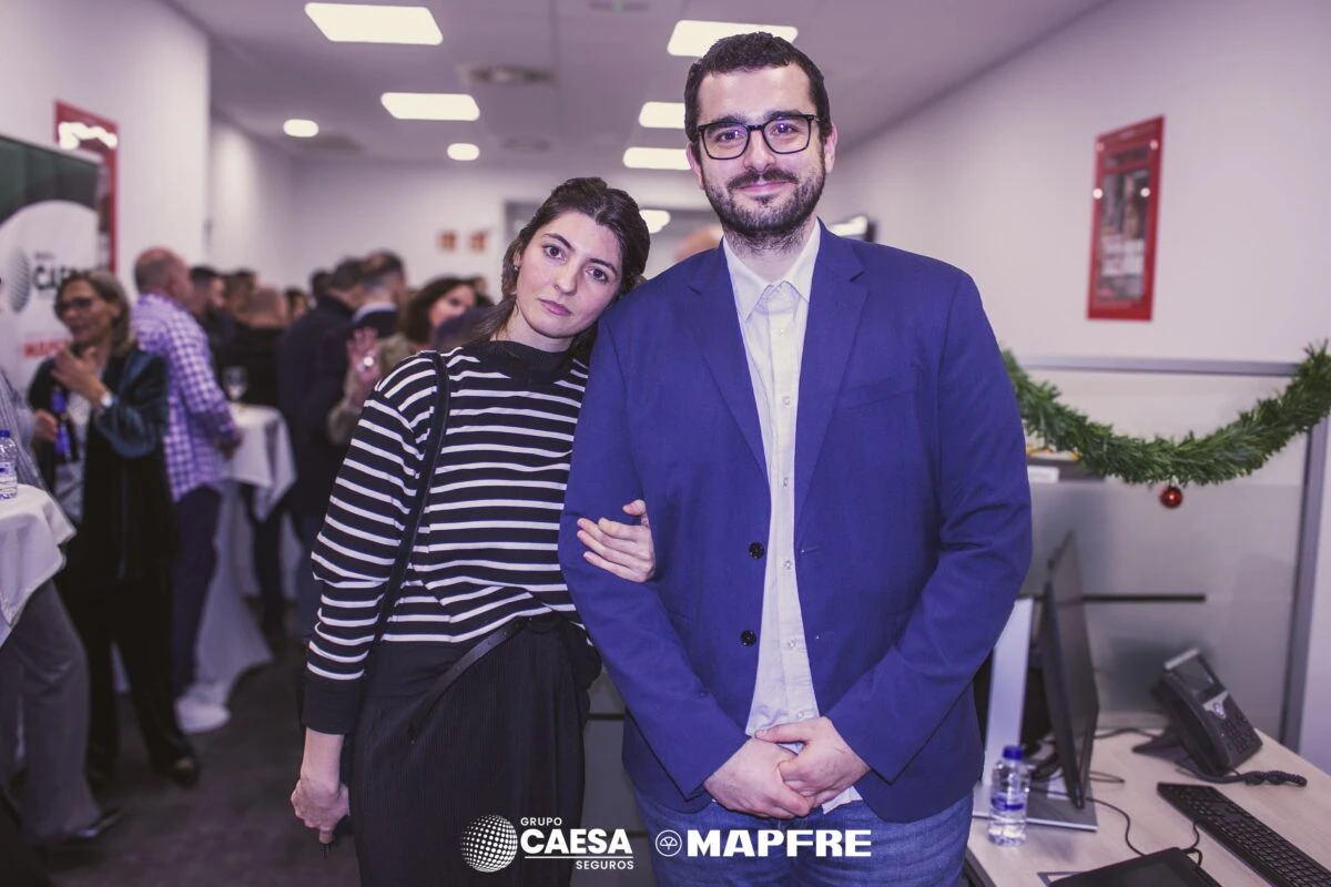 Pareja de invitados durante la inauguración de la nueva oficina de Caesa Mapfre
