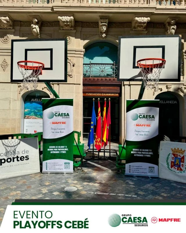 Canastas de baloncesto montadas frente al edificio de la Concejalía de Deportes en la Plaza del Icue