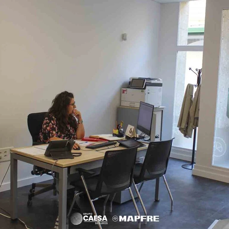 Asesora de Grupo Caesa Seguros atendiendo en la nueva oficina