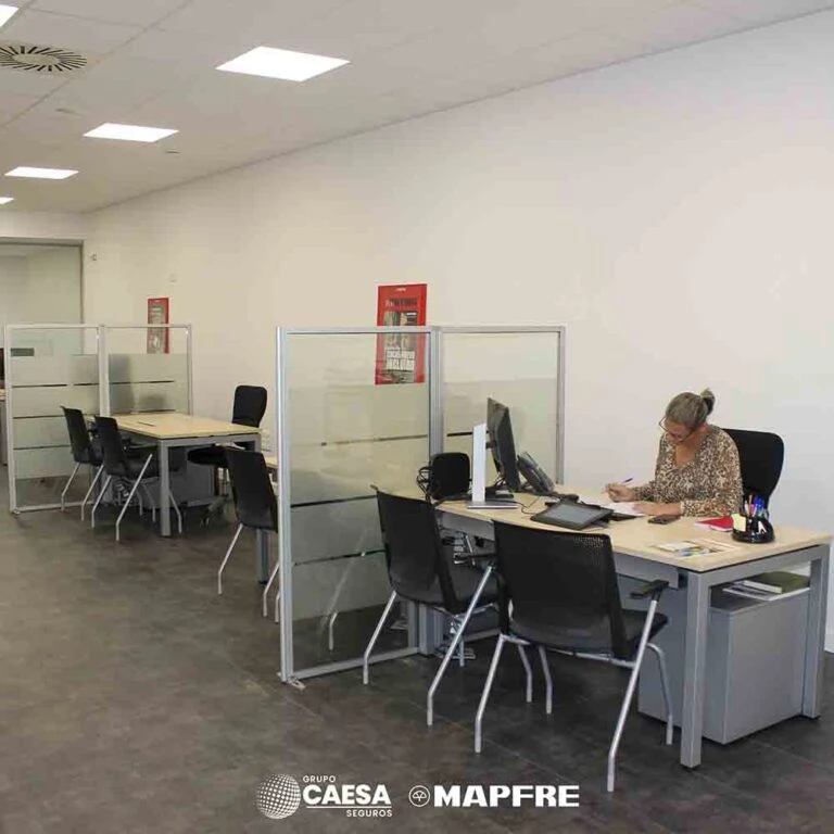 Vista general del interior de la nueva oficina de GRUPO CAESA SEGUROS en Calle Campos, 5