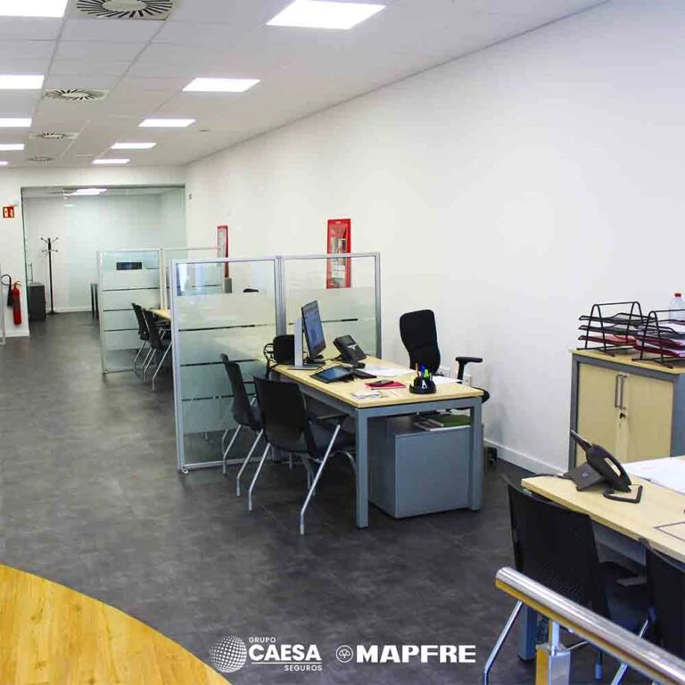 Interior diáfano de la nueva oficina de Grupo Caesa Seguros en Calle Campos, 5