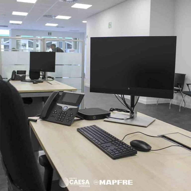 Puesto de trabajo con monitor amplio en la nueva oficina de Grupo Caesa